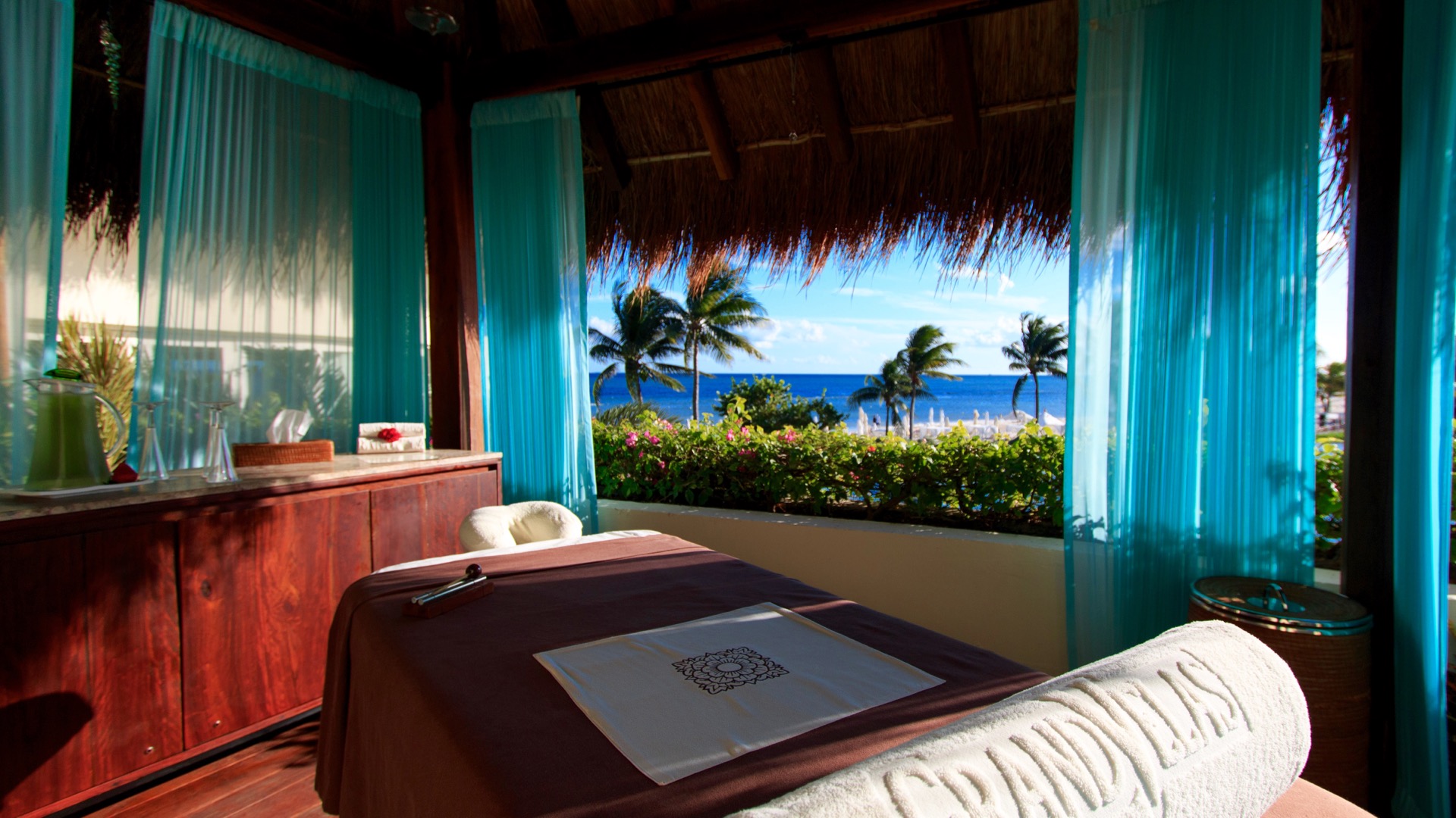 https://www.spasofamerica.com/wp-content/uploads/2015/11/Cabanas-Spa-GVRM-9543.jpg
