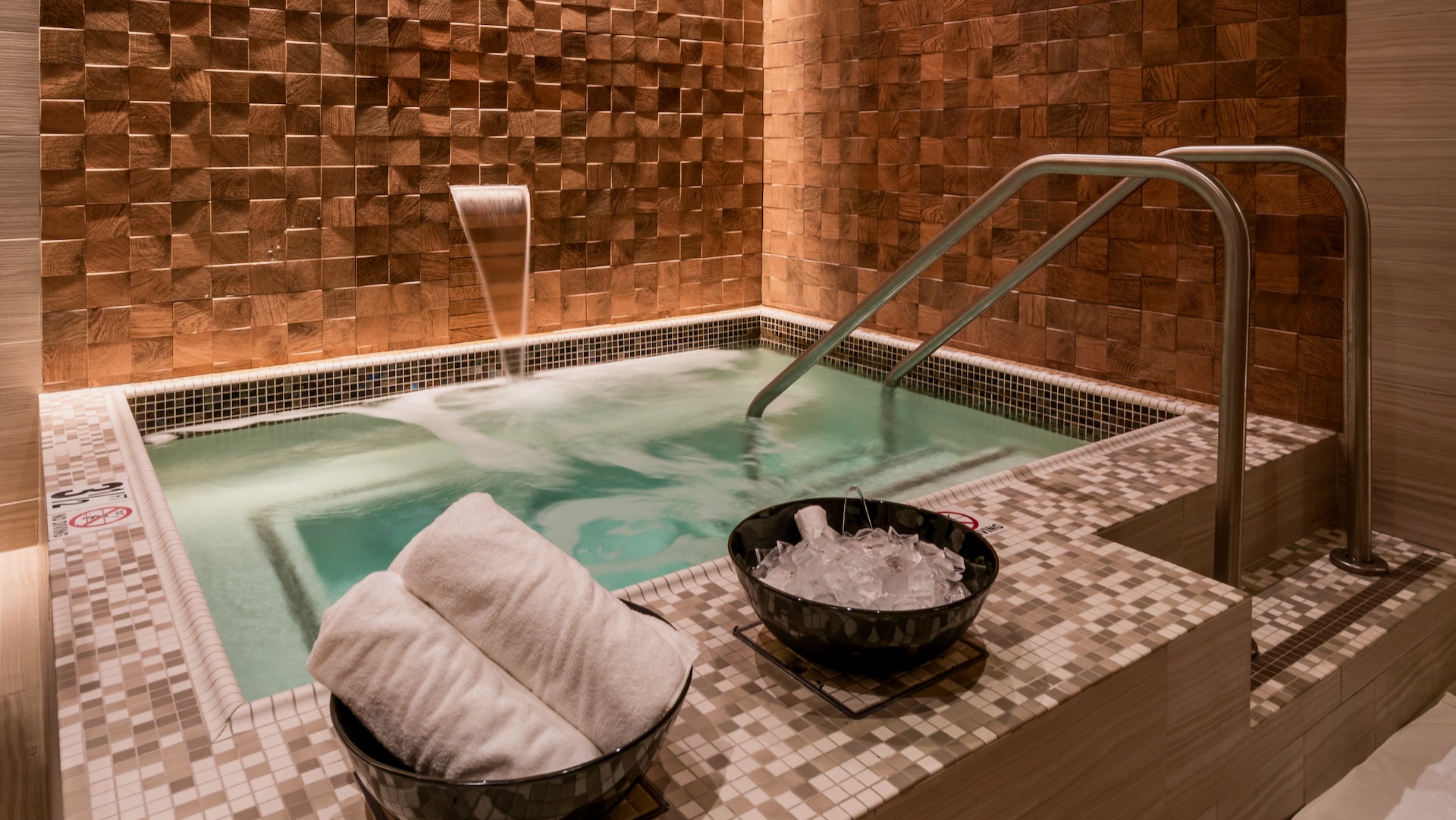 Jacuzzi, Pasea Hotel & Spa, Spas of America Jacuzzi, Pasea Hotel & Spa, Spas of America