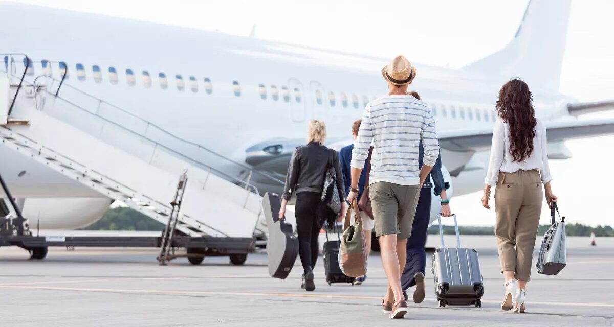 https://www.spasofamerica.com/wp-content/uploads/2024/05/Choosing-the-Best-Airline-A-Comparative-Guide-for-Discerning-Travelers-Couple-1200x640.jpeg